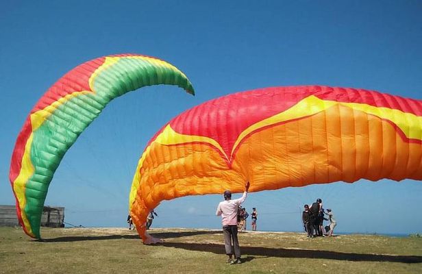 30 minutes tandem Paragliding tours in Bali with free photo/video