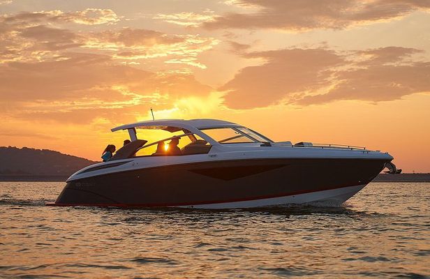 Luxury Yacht Ride Around the Raouche Rocks (Pigeon Rocks)