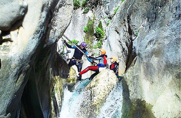 Aquatic canyoning near Benidorm. Estret de les Penyes Bollulla