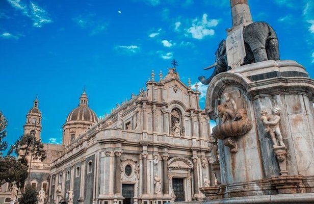 Discover Catania from fabulous viewpoints with your personal photographer
