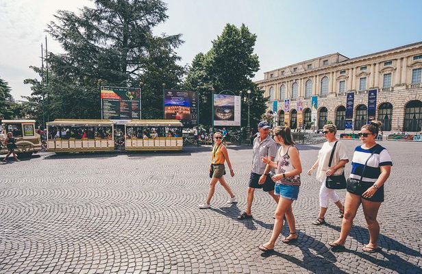 Verona Highlights Walking Tour in Small-group
