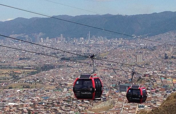 Cable car to el Paraiso, the city slum