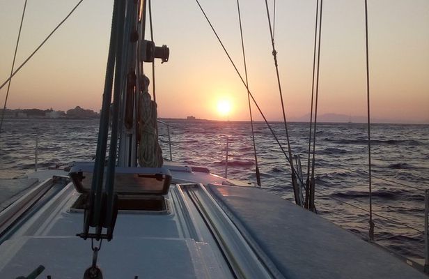 Private sunset cruise with drinks and fruits