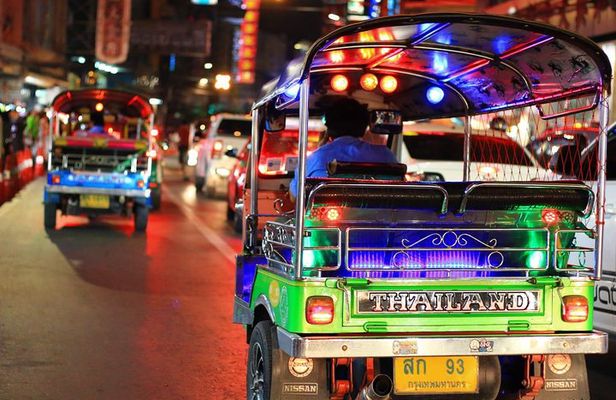 Bangkok Night Lights: Temple & City Tour by Tuk Tuk (SHA Plus)