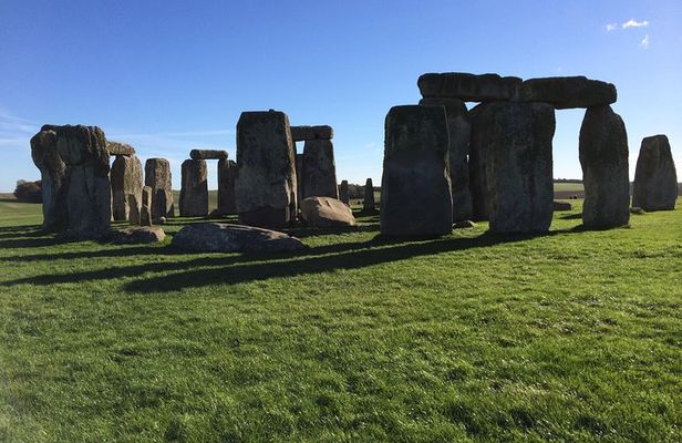 Private Full-Day Tour of Stonehenge and Bath from London