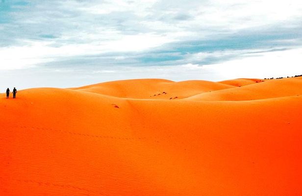Thrilling Red Dune Desert Safari with 45 Minutes Dune Bashing and BBQ Dinner