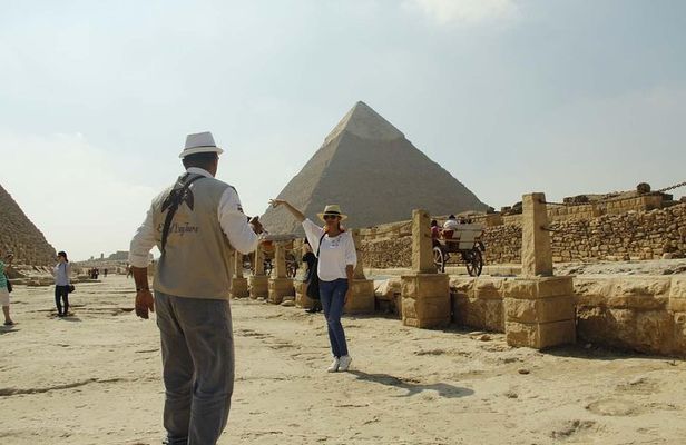 Private Tour to Giza Pyramids, Sphinx and Egyptian Museum