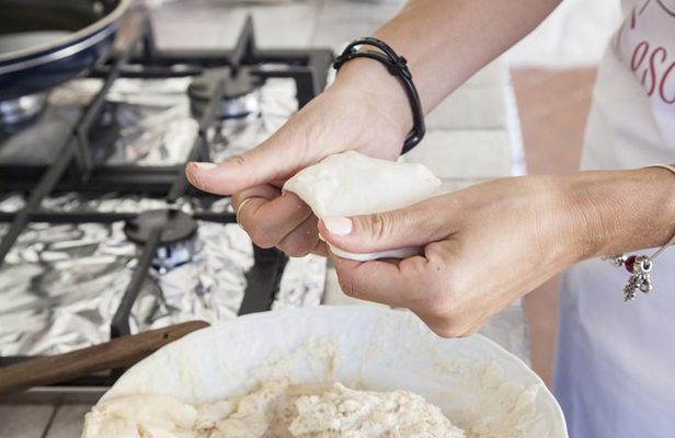 Private Pizza & Tiramisu Class at a Cesarina's home with tasting in Messina