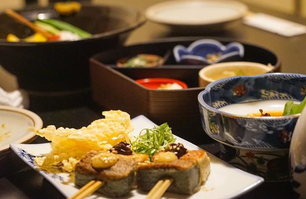 Kyoto Premium Night Foodie Tour in Gion(9+dishes + Sake tastings)
