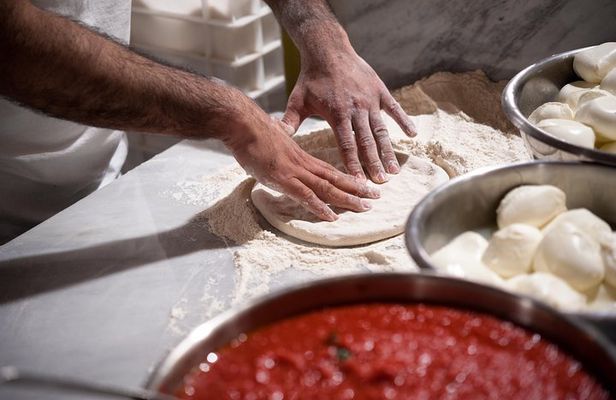 Private Pizza & Tiramisu Class at a Cesarina's home with tasting in Verona