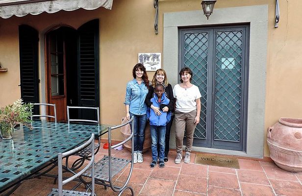 Private Authentic Dining Experience in a Tuscan Villa with Simona
