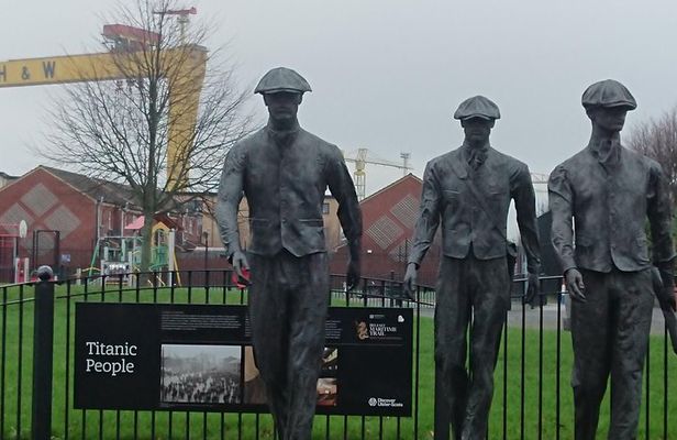 Belfast Black Taxi Tour, Drive across segragated Belfast, 