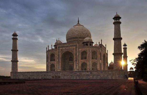 Sunrise tour of Taj Mahal from New Delhi