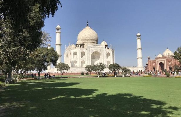 Private Taj Mahal & Agra same day trip from Delhi