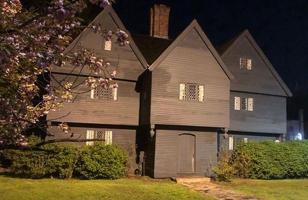 Haunted Footsteps Ghost & Paranormal Salem Tour