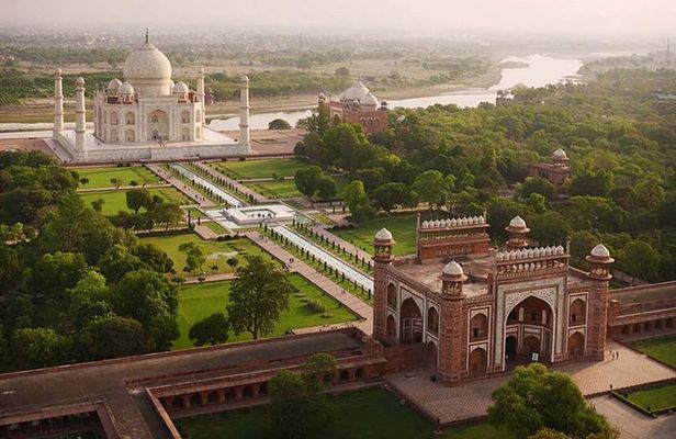 Same-Day Wonders: Taj Mahal & Agra Fort Tour from Hyderabad
