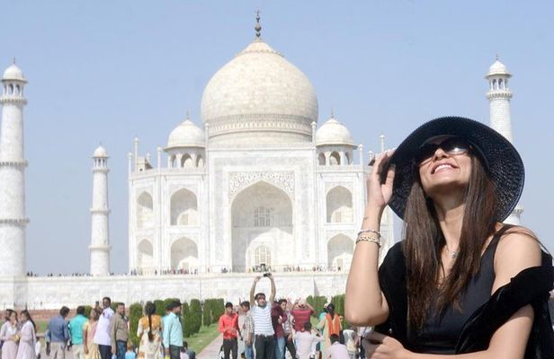 From Mumbai: Overnight Taj Mahal Tour with Flight & Hotel