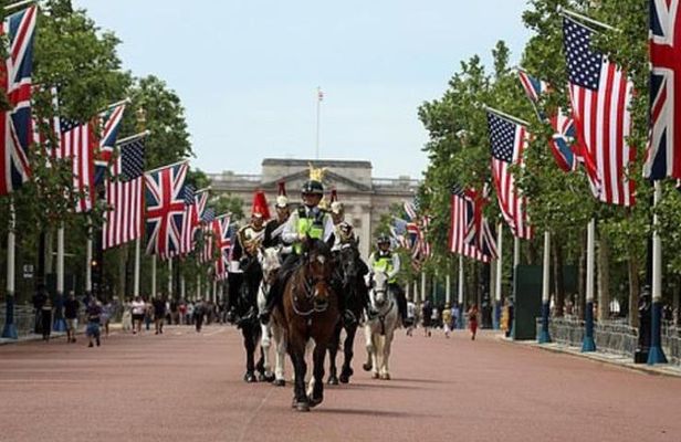 Private London Tours by Experienced Guide in New London Taxi