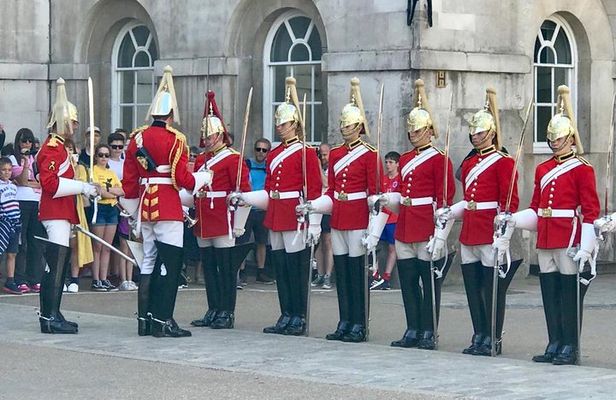Private London Highlights Tour with Experienced Guide in Taxi