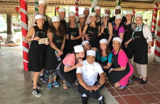 Traditional Cooking Class with Basket Boat Ride and market Tour