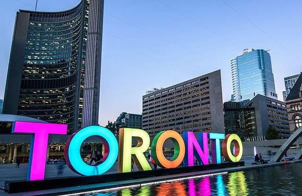 Private Downtown Toronto Walking Tour in English