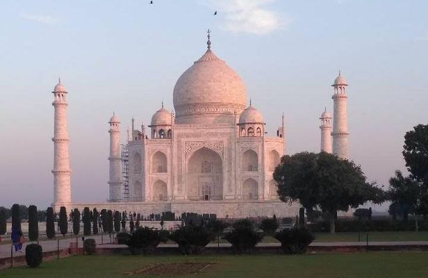 Taj Mahal, Agra Fort, & Fatehpur Sikri Day trip From Delhi by car