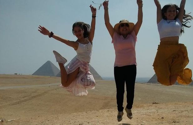 Daily tour to Giza pyramids for layover passengers