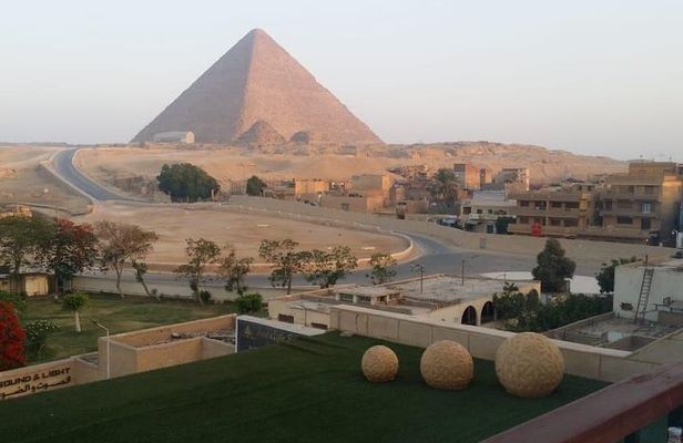 Luxury private tour to Giza pyramids