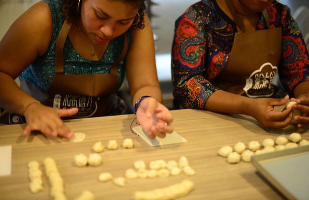 Sweets to Streets: 6Hr Taipei Adventure with Pineapple Cake DIY