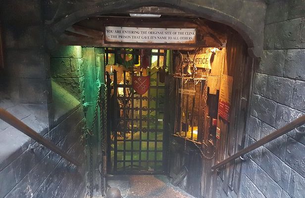 Harry Potter Azkaban Tour (Film Locations & Prison)