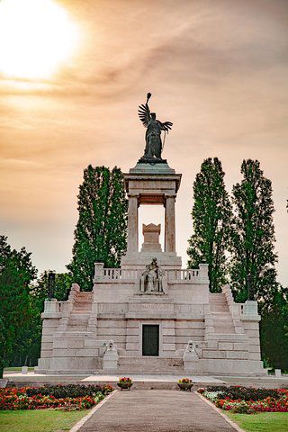 Urban Tour of Budapest's Most Controversial District.