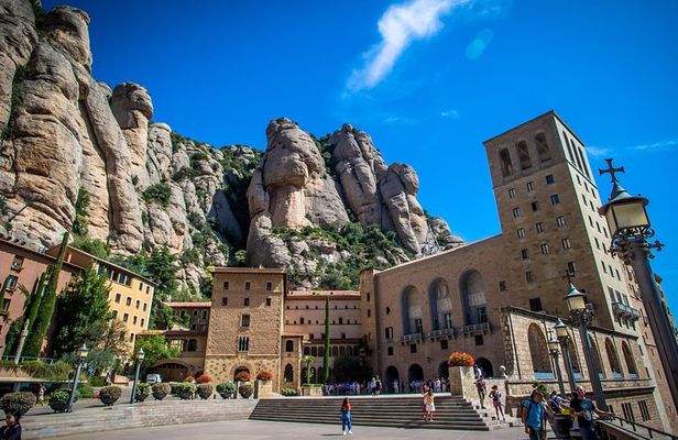 Montserrat & Winery Visit Tour with Traditional Farmhouse Lunch