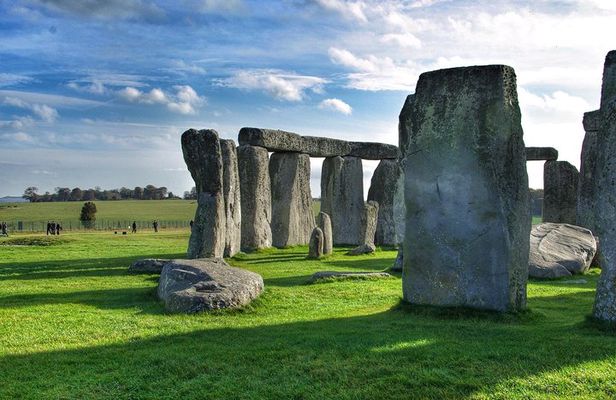 Guided tour to Bath & Stonehenge from Cambridge by Roots Travel.
