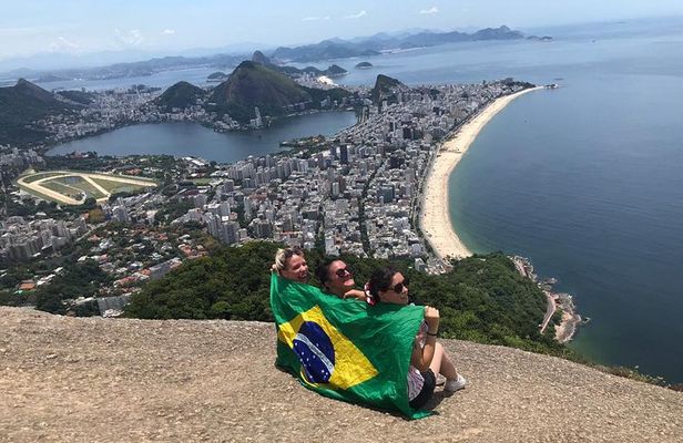 Hikking the Favela + Morro Dois Irmaos!