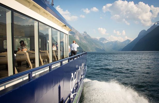 Fjordcruise Ålesund Geirangerfjord T/R