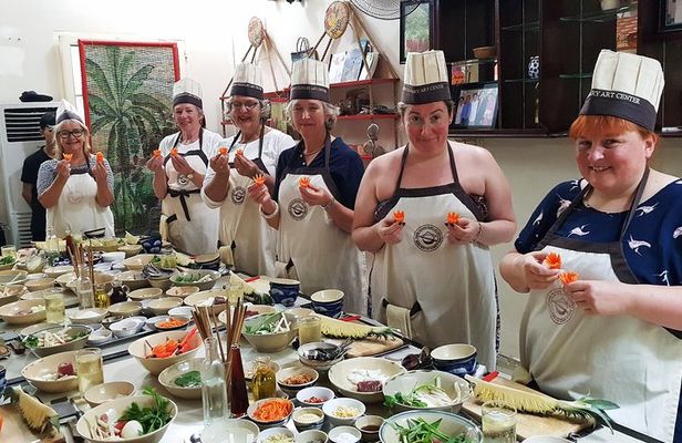 Experience half-day cooking class with market visit 
