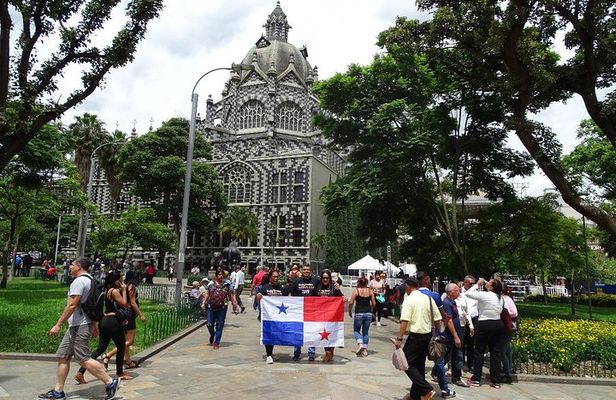 Tour privado Ciudad de Medellín combinado con comuna 13 y graffiti.