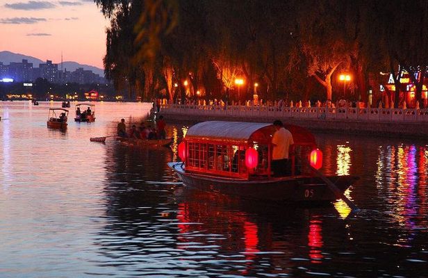Beijing Hutong Night Tour with Yunnan Style Dinner and Chartered Boat Ride at Houhai Lake