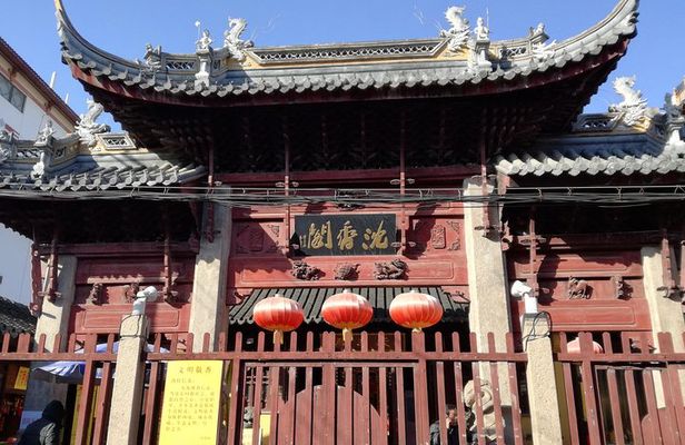 Chinese Religions Walking Tour in Shanghai