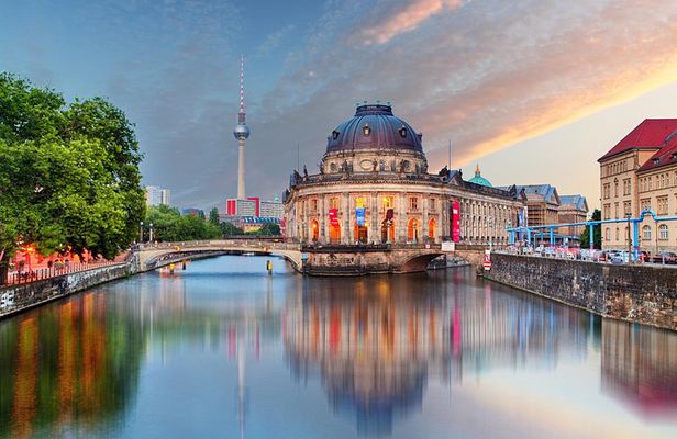 Berlin Night Tour with Drinks: Private & Custom with a Local