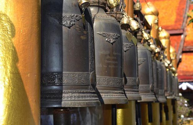 Follow monks trails Hiking & Alms Offering Doi suthep