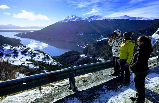 4WD Off-Road Lakes Adventure in Tierra del Fuego