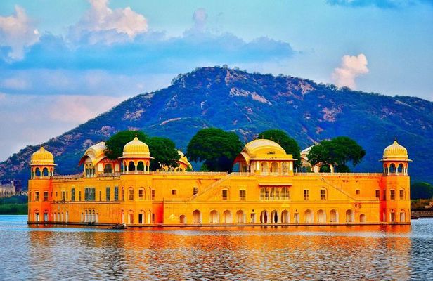 Exclusive 1-day Jaipur tour with High End SUV