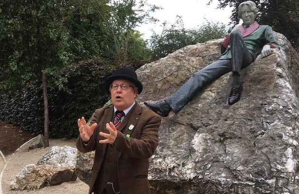 Walking tour in Merrion Square Park with a pint of Guinness Dublin Rogues Tour