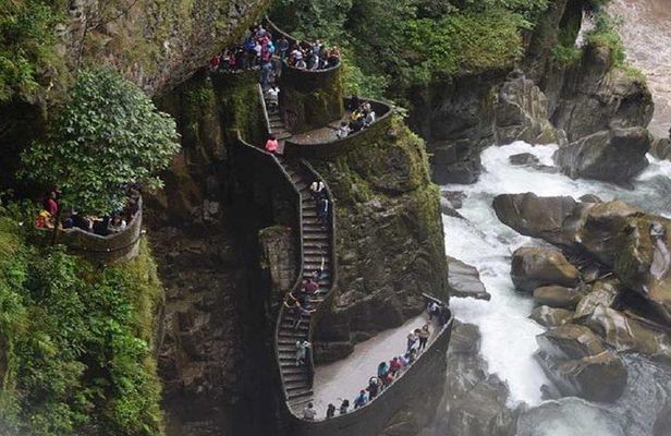 4 Day Private Tour From Volcanoes route to the Amazon Rainforest