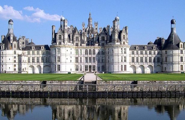Loire Valley Castles Guided Day Trip from Paris in minivan