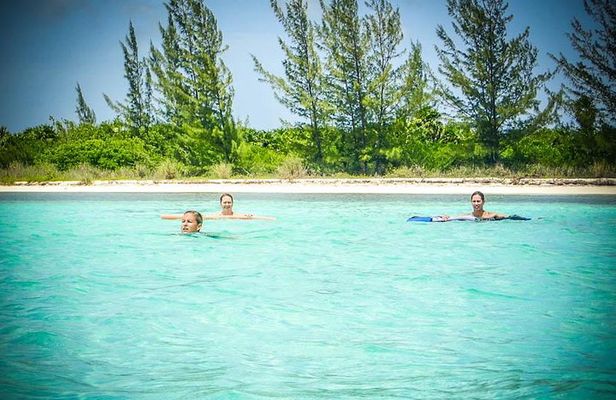 8-Hour Private 40' Yacht 2-Stop Tour to Palancar Beach w/ Food, Drinks & Snorkel