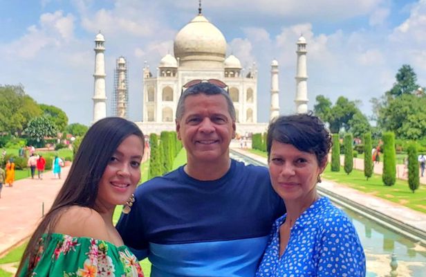 Taj Mahal Private Guided Tour from Delhi with Tickets + Food