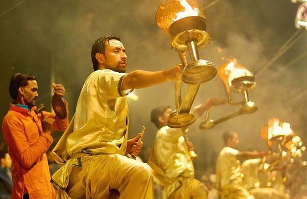 Varanasi:Sunrise tour with Ganga aarti,Akhada visit,Ancient stepwell & Breakfast