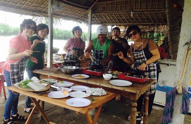 Hoi An Basket Boat Tour & cooking class(local market, boating, fishing crab...)